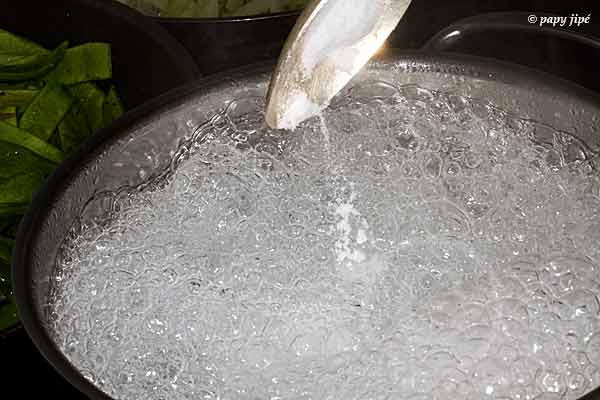 L'eau de cuisson se met à mousser quand on ajoute du bicarbonate